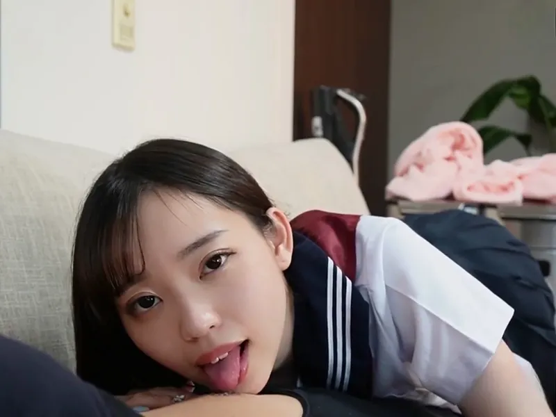Nữ học sinh ngây thơ bị tên ba cóc chọc thằng nhỏ giả vào lồn